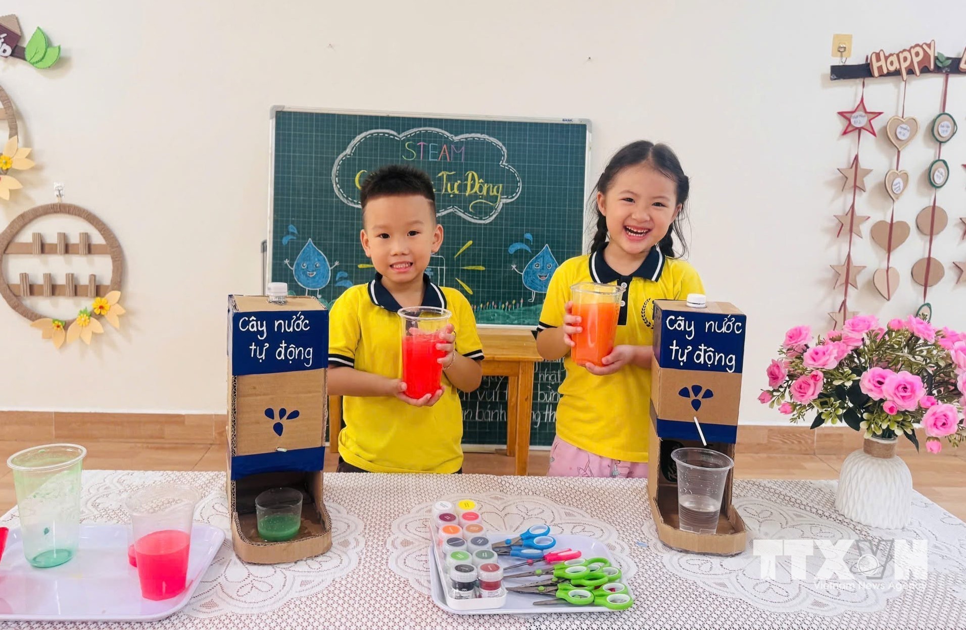 STEM trong giáo dục mầm non tập trung vào việc khám phá, thử nghiệm thông qua trò chơi, đặt câu hỏi và tìm ra các giải pháp giúp trẻ sáng tạo, tự tin và tăng khả năng giải quyết vấn đề. (Ảnh: Thu Hoài/TTXVN)
